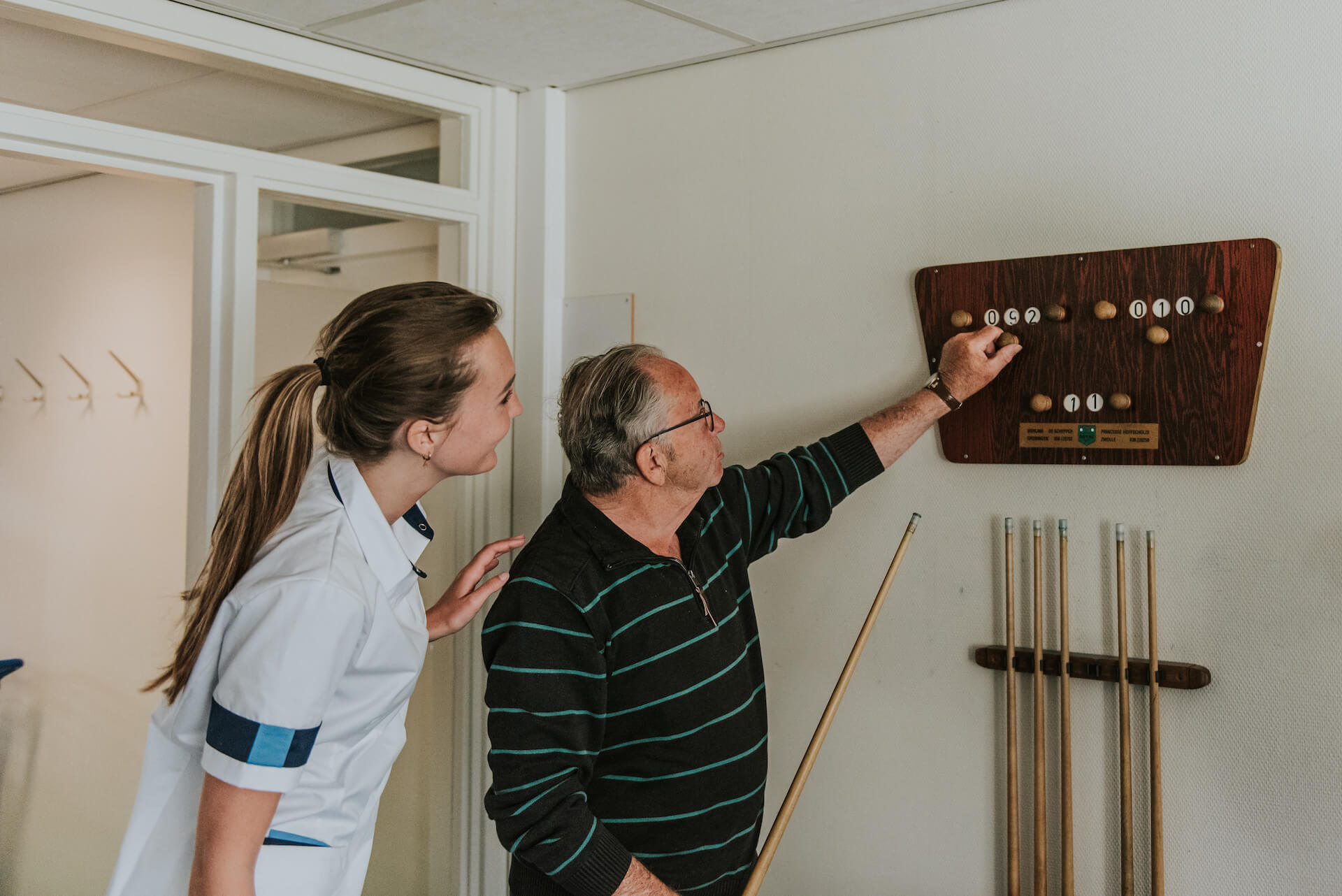 Zorgmedewerker helpt succesvol ouderen dankzij de Apprendo Horeca app.
