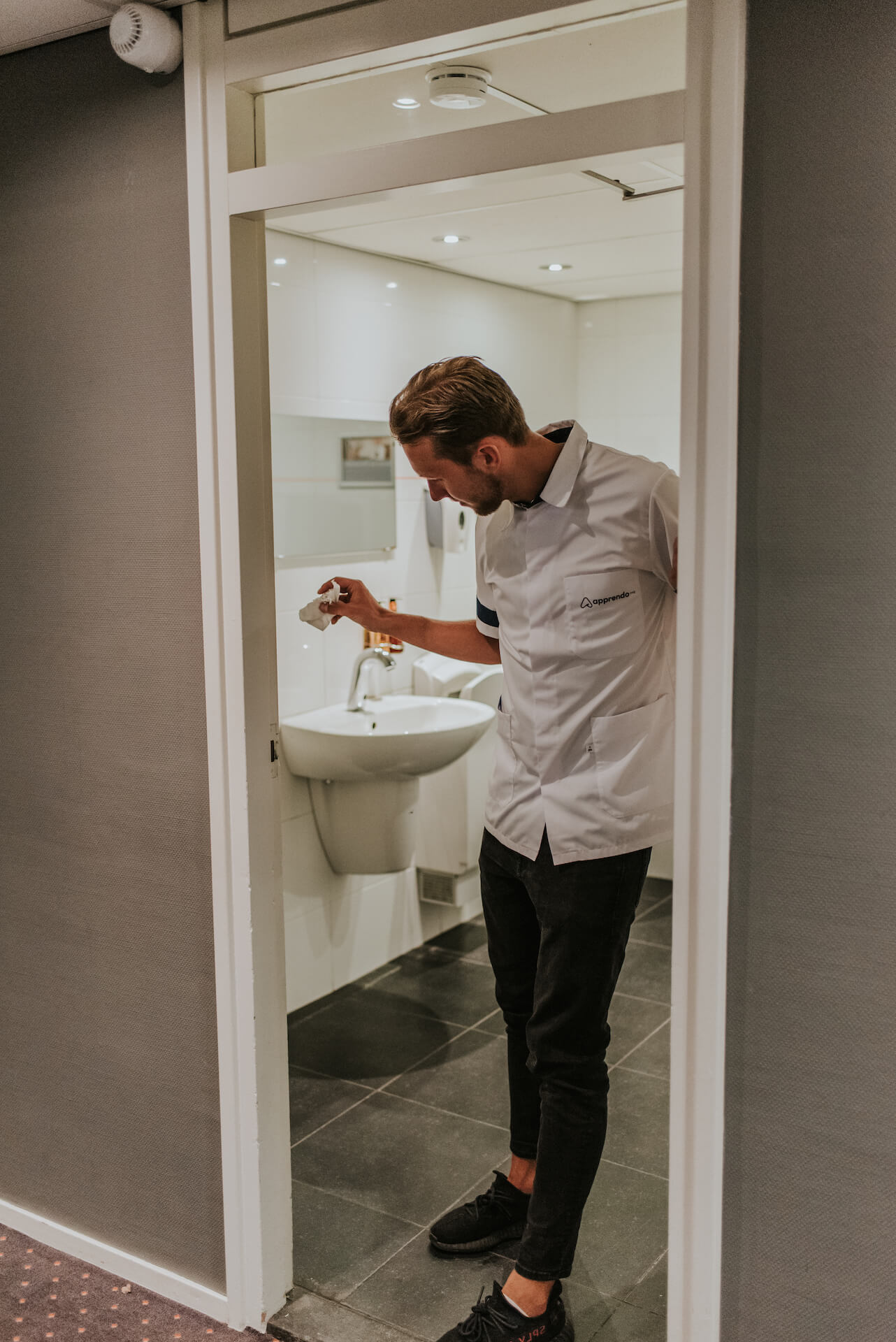 Zorgmedewerker tijdens werk