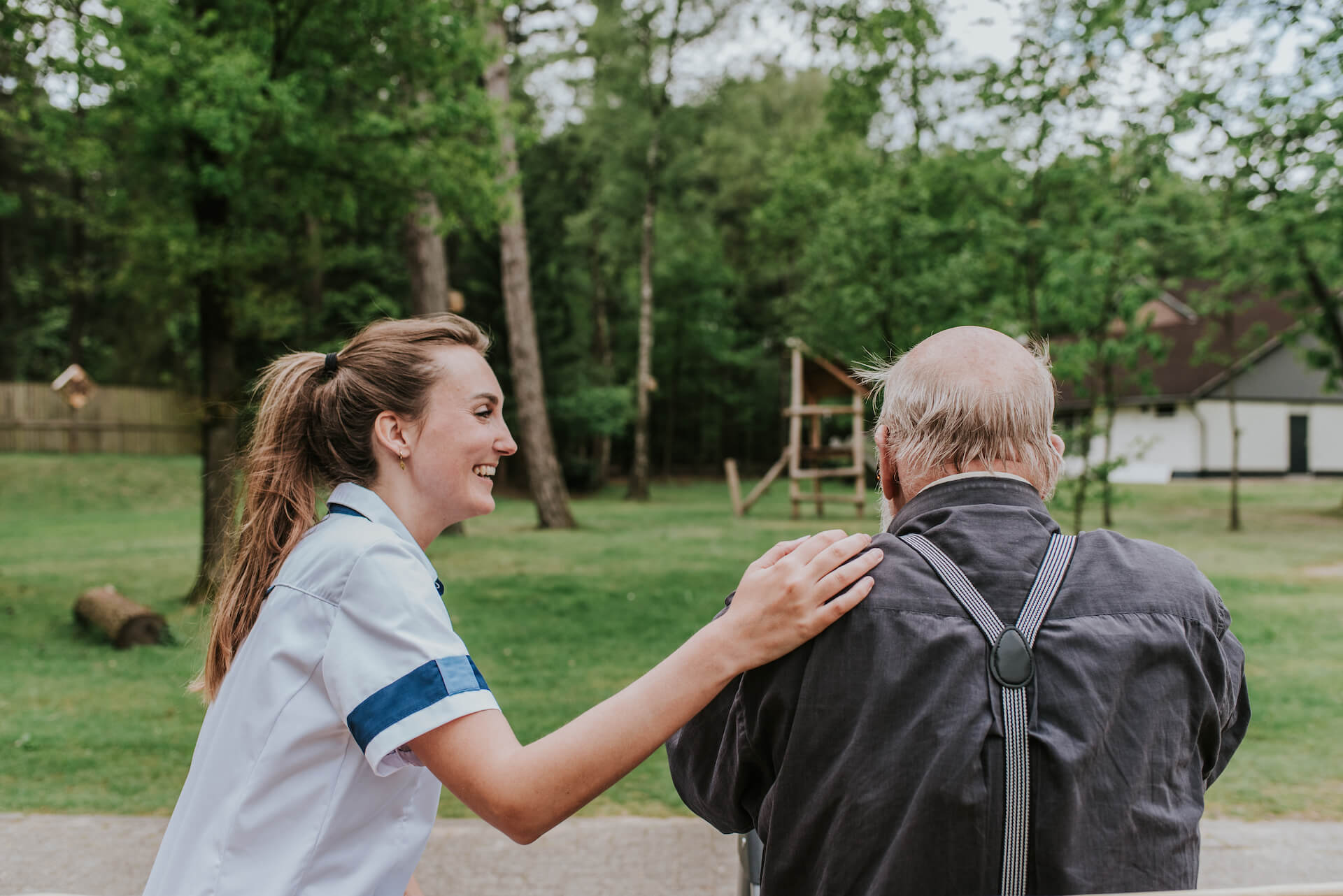Zorgmedewerkster Madelon samen met oudere.