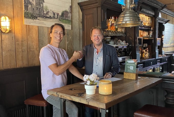 De oprichter van Apprendo, Marnix Grift, en commercieel manager van SVH, Richard van Dijk, geven elkaar een boks om hun samenwerking te bezegelen.