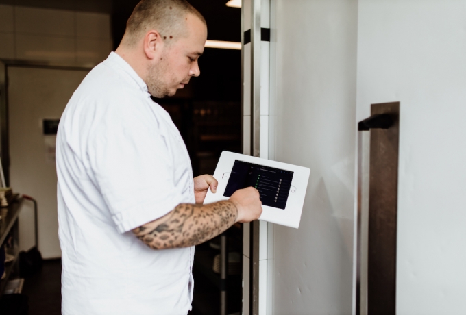Horeca werknemer maakt gebruik van JAAP, de tablet van Apprendo, om zijn werk nóg efficiënter te vervullen.
