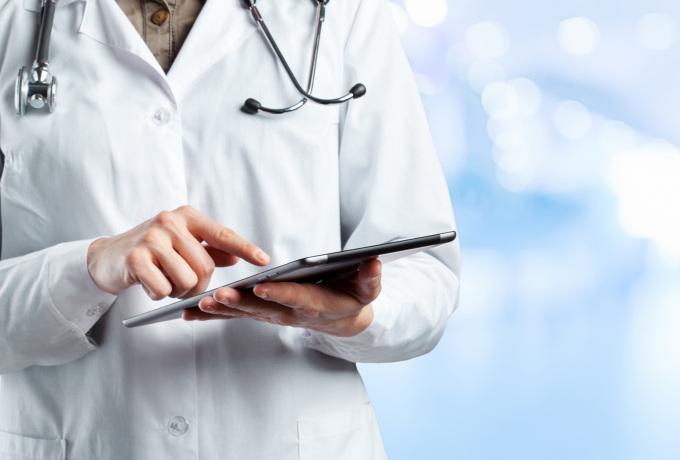 Zorgmedewerker maakt gebruik van JAAP, de Apprendo tablet, om nóg efficiënter te werken binnen de zorg.