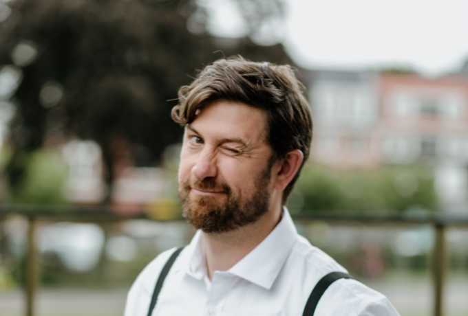 Horecamedewerker Pepijn kijkt tevreden en knipoogt vanwege het succes van Apprendo.