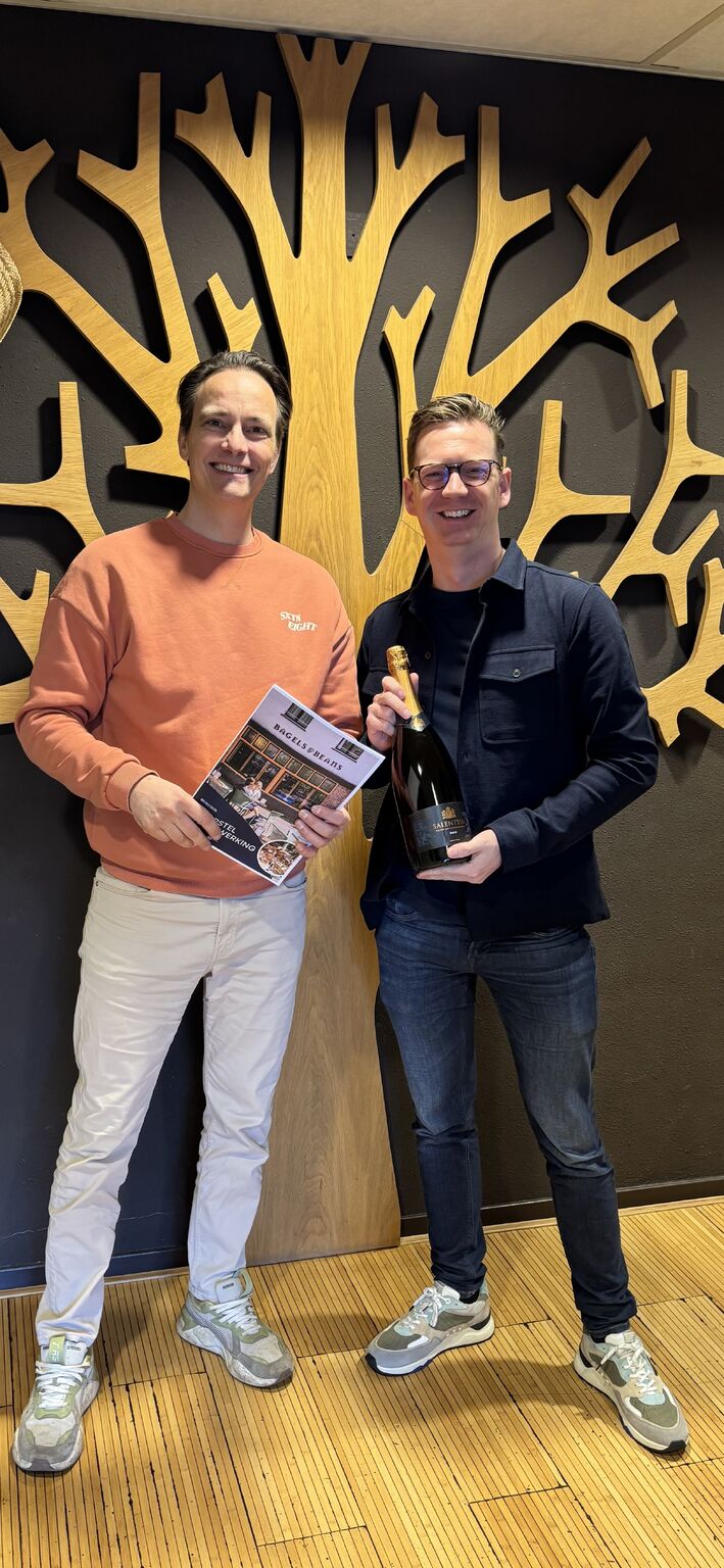 Manager Franchise & Operations bij Bagels & Beans Pieter van Soest (rechts op de foto) en Apprendo-oprichter Marnix Grift.