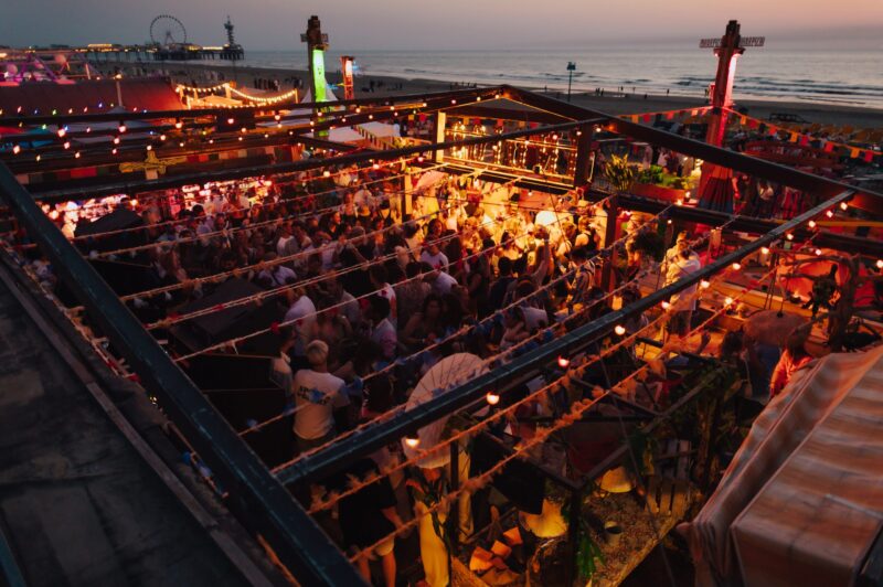 Interieur van Beachclub Indigo in Scheveningen - klant van Apprendo Horeca en tevreden gebruiker van de Apprendo Horeca app.