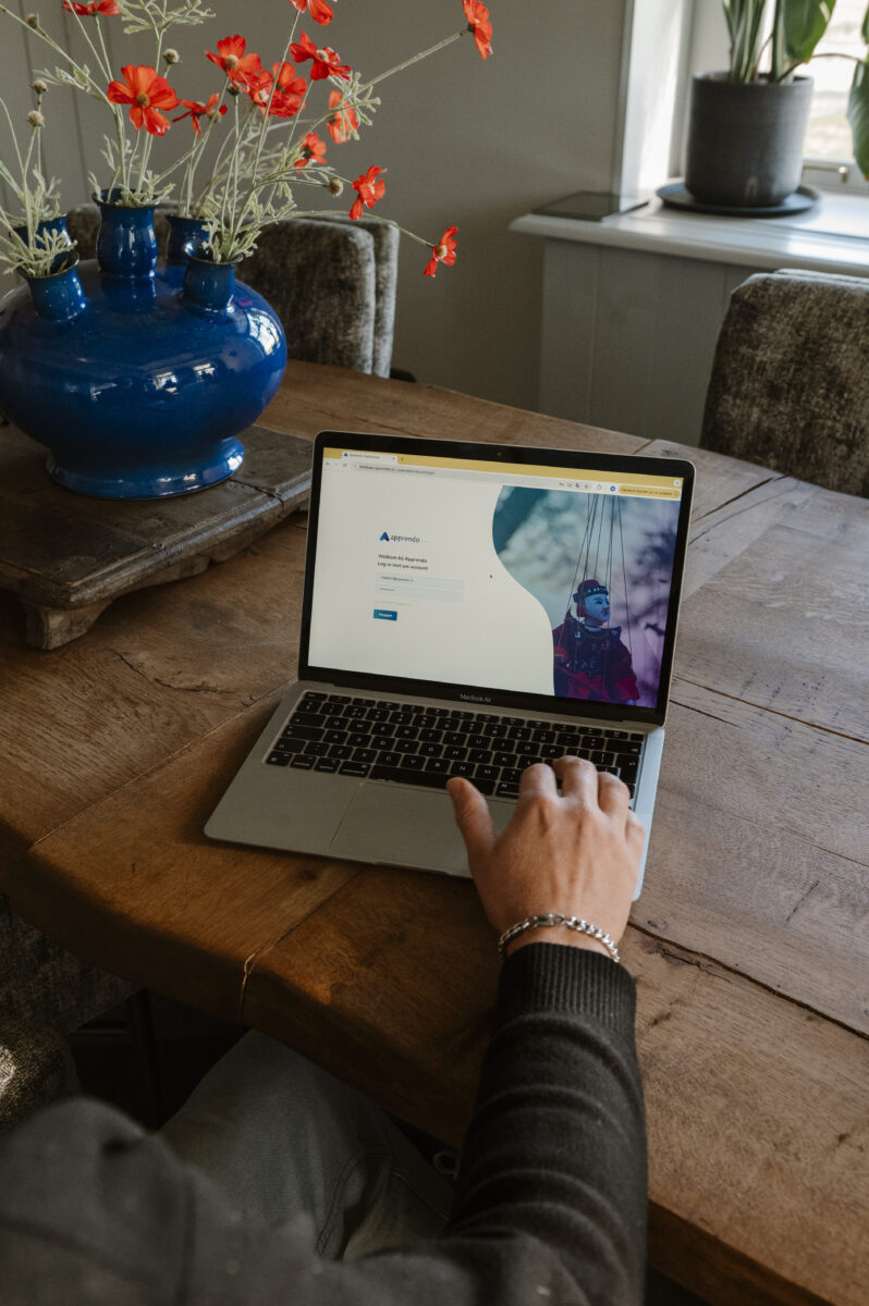 Het inlogscherm van de Apprendo eindbaas-omgeving op de laptop.