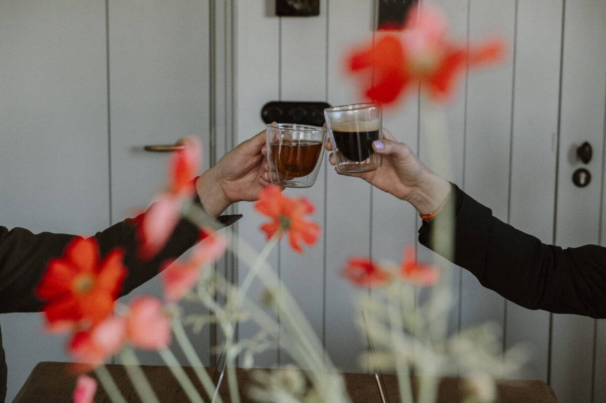 Marnix en Ilona van Apprendo drinken genieten van een bakje koffie en thee.