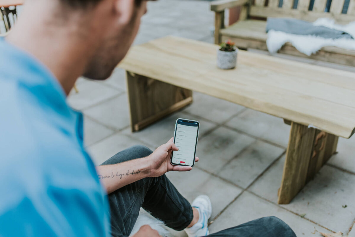 Jimmy Lubbersen, medewerker van Apprendo gebruikt de mobiele app van Apprendo.