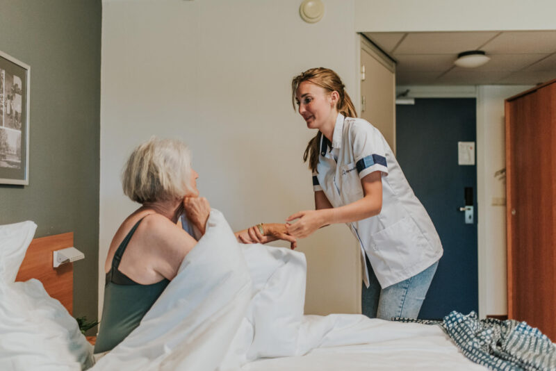 Zorgmedewerker helpt succesvol ouderen dankzij de Apprendo Horeca app.