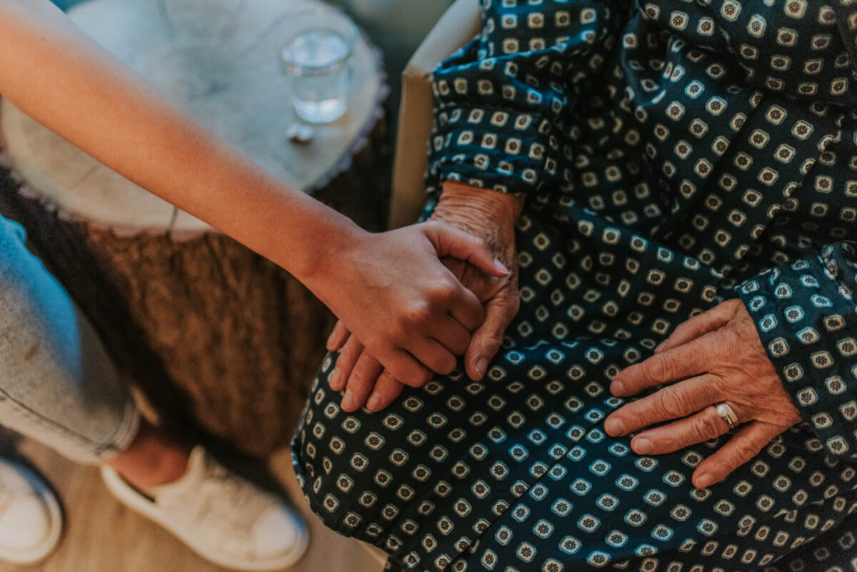 Zorgmedewerker helpt succesvol ouderen dankzij de Apprendo Horeca app.