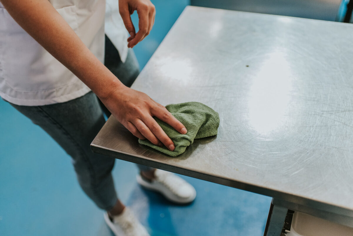 Er wordt op de juiste manier schoongemaakt dankzij de app van Apprendo Horeca.