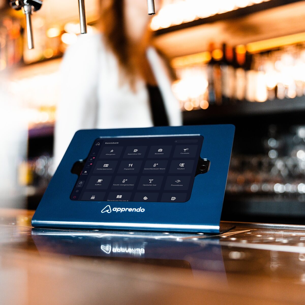 De kennisbank van JAAP, de tablet van Apprendo, op de bar.
